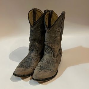 Smoky Mountain Cowgirl Boots. They are size 2 in girls & have a washed out look.